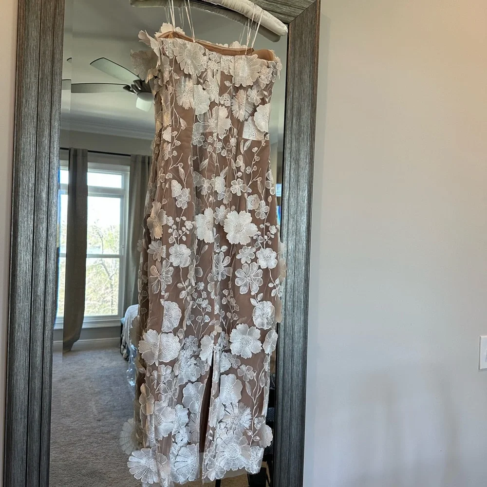 Elliatt Strapless White Floral Appliqué Dress - Picture 5 of 9